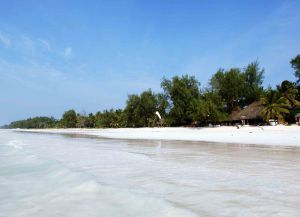 Пляж Диани. Прозрачная вода Индийского океана