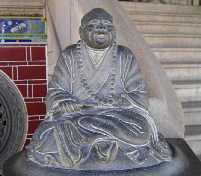 Статуэтки в храме Кху