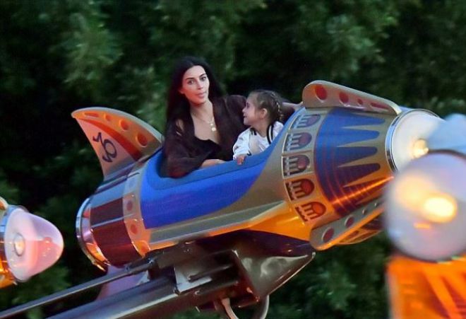 Ким с девочкой на ракете