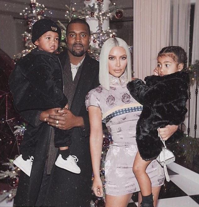 Ким Кардашьян с мужем и двумя детьми