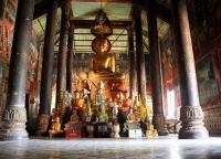 Внутри одного из буддистских храмов парка Кириром
