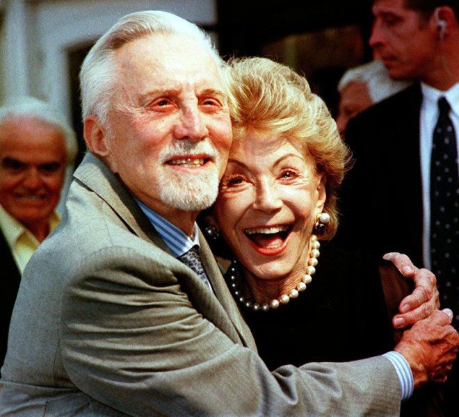 100-летний Кирк Дуглас признался, что обязан жизнью жене
