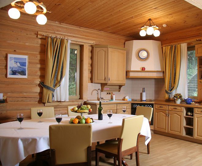 шторы для кухни в деревянном доме