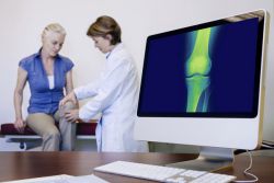 симптоми на киста на коляното