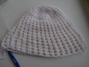плетена шапка за момичета 20