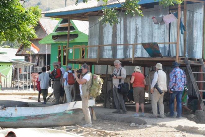 Туристы в деревне Комодо