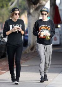Кристен Стюарт и Алисия Каргайл пьют кофе и гуляют по Лос-Анджелесу