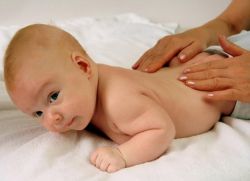 masáž pro novorozence s brusinkami