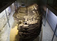 Обломки древнего корабля, хранещиеся в музее при Киренийской крепости