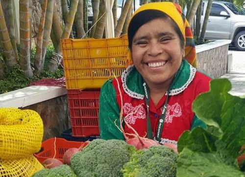 Женщины племени ленка продают овощи