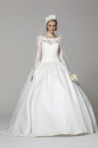 сватбена рокля с дантелени ръкави