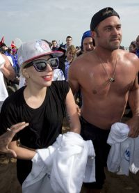 Леди Гага и Тейлор Кинни приняли участие в благотворительной акции на озере Мичи
