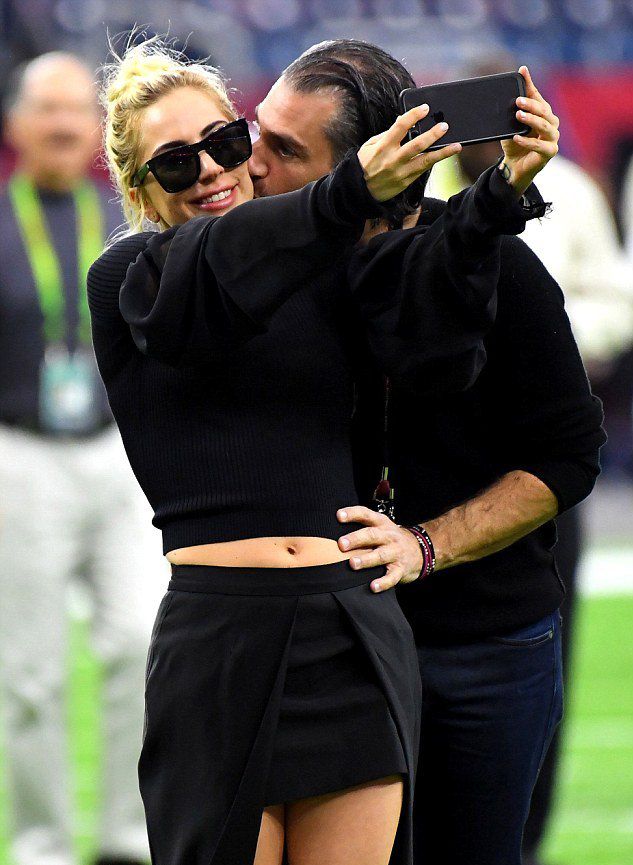 Леди Гага и Кристиан Карино на Суперкубке