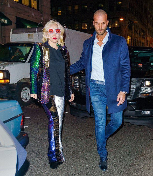 Леди Гага с охранником