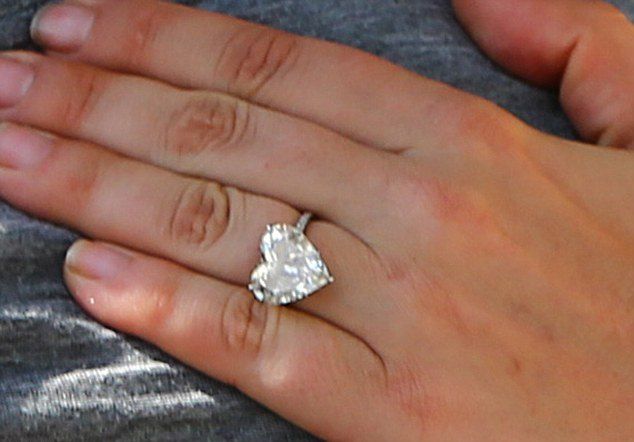 Тейлор Кинни подарил Леди Гаге кольцо в форме сердца 