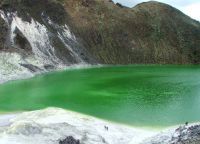 Невероятный изумрудный цвет воды в Лагуна Верде