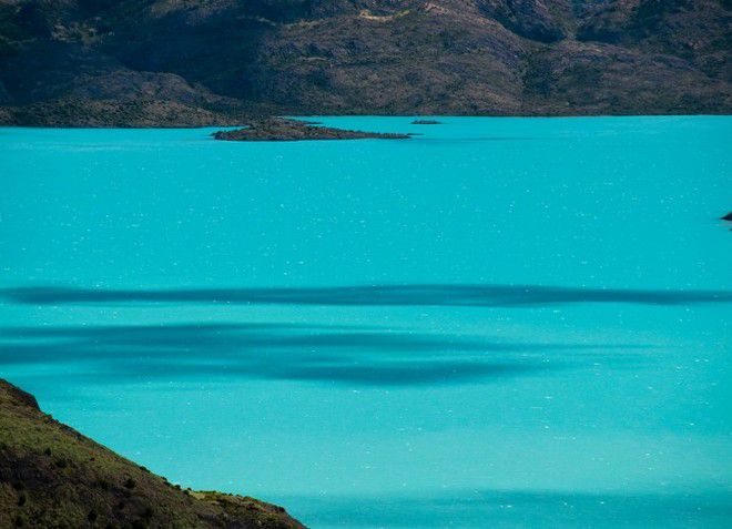 Вода в озере ослепительно синего цвета
