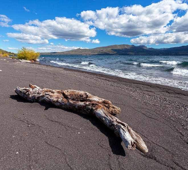 Побережье озера Эчулафкен, покрытое вулканическим песком