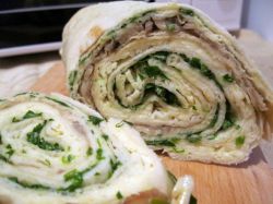 pita bread roll s tvarohem a zeleninou
