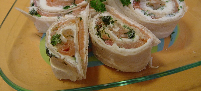 roll pita z łososiem i serem