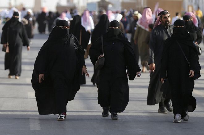 Женщины в черной абайе, Саудовская Аравия