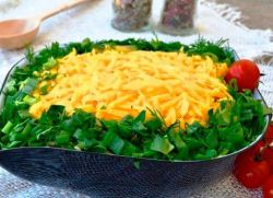 slojevita salata s pilećim gljivama i sirom