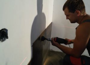 Układanie laminatu na ścianie13