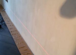 Układanie laminatu na ścianie1