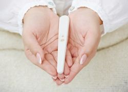 těhotenský test s měsíční