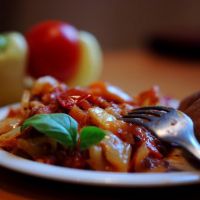 Рецепта lecho на домат и черен пипер с чесън