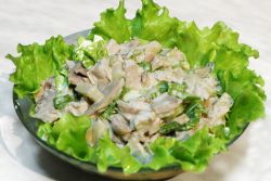 salata s piletinom nogama i gljivama