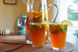 Оранжева лимонада с мента и чай у дома