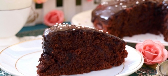Постељина чоколадна торта са вишњама