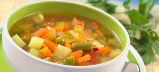 nakrájená zeleninová polévka