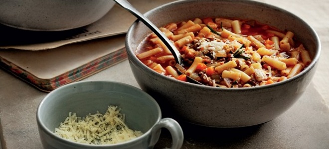 Italská polévka s čočkou a těstovinami