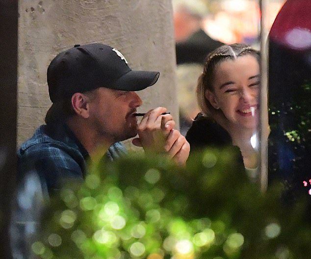 Леонардо Ди Каприо и Сара Снайдер в ресторанта