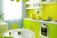 Dizajn kuhinje v svetlo zeleni barvi 2