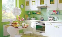 bijela kuhinja s svijetlo zelenom bojom 2
