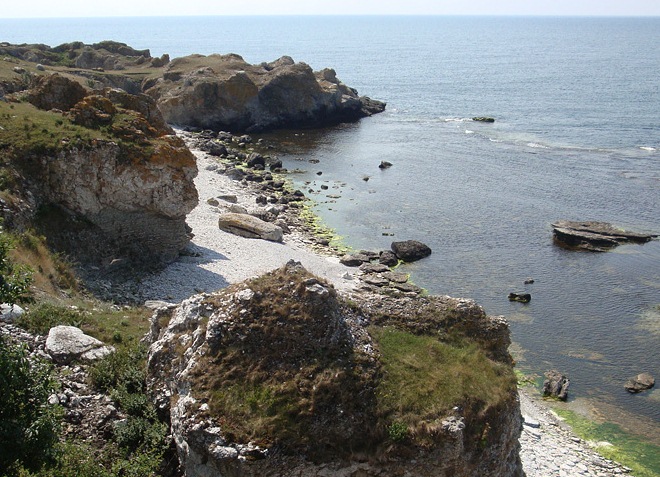 Скалистый берег острова