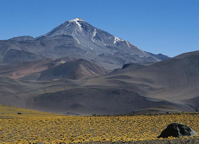 Вид на самую высокую горную вершину - вулкан Льюльяйльяко