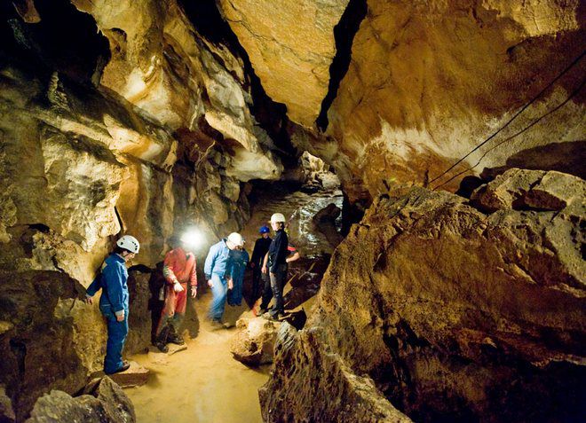 В городе Логатец имеется множество пещер