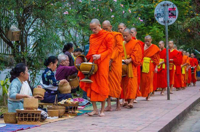 Ритуал кормления монахов в Луанг Прабанге