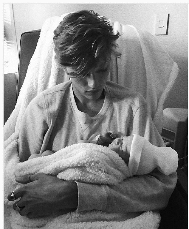 Лаки Блю Смит с новорожденной дочерью