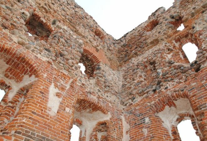 Руины Ледзенского замка