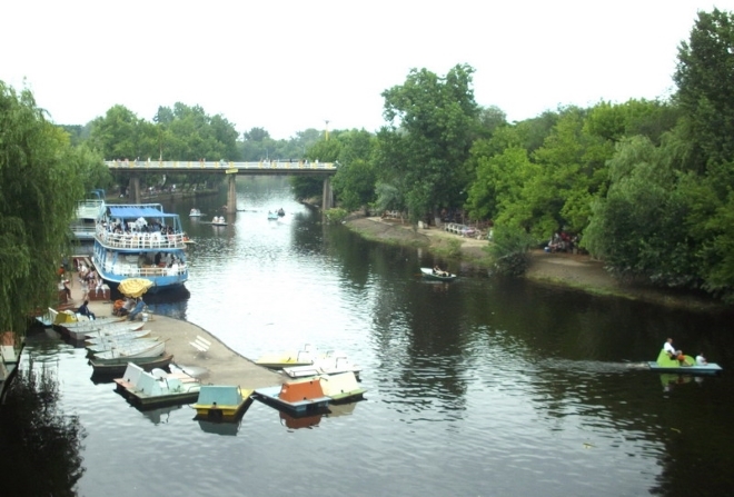 Река и мост