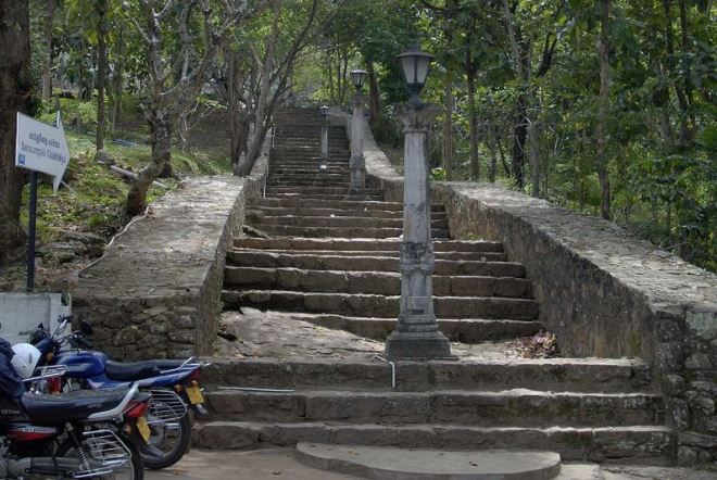 Лестница к монастырю Вихара