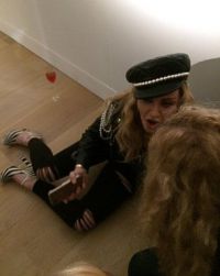 Мадонна опустилась на пол рядом со своим фотопортретом