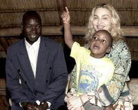 Йохан Банда, Мадонна и ее приемный сын Дэвид. Фото сделано в 2009 году