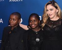 Мадонна с сыном и дочкой. Мерси Джеймс также родом из Малави 