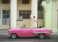Один из гостей Мадонны в розовом кабриолете на улицах Кубы